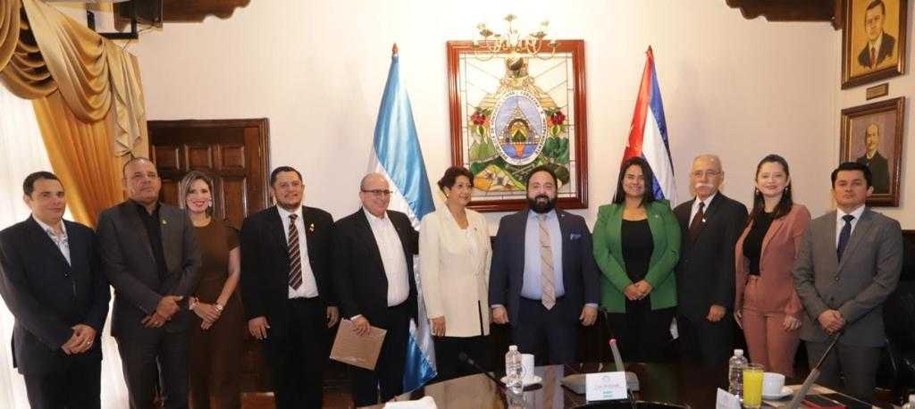 Gobiernos de Honduras y Cuba buscan medidas para erradicar el analfabetismo en el país